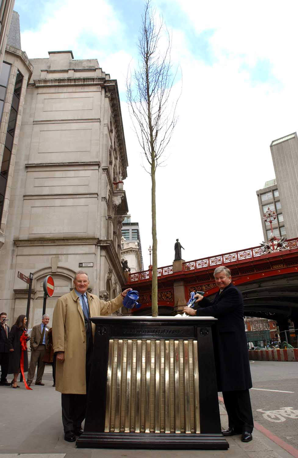 Sir Gavyn Arthur Lord Mayor of London with Sir William Castell Chairman Prince's Trust with Mark Reed's Tree Planters